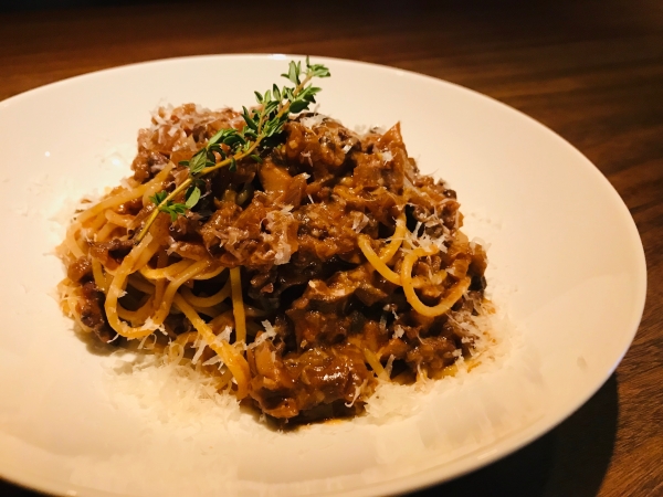 牛肉とブラウンマッシュルームの赤ワインラグーソースパスタ